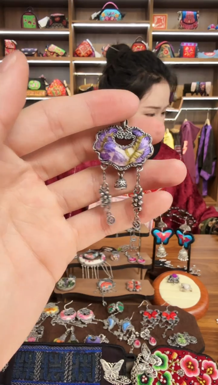 【闪购商品】织绣38蒙阿苏苗绣传承