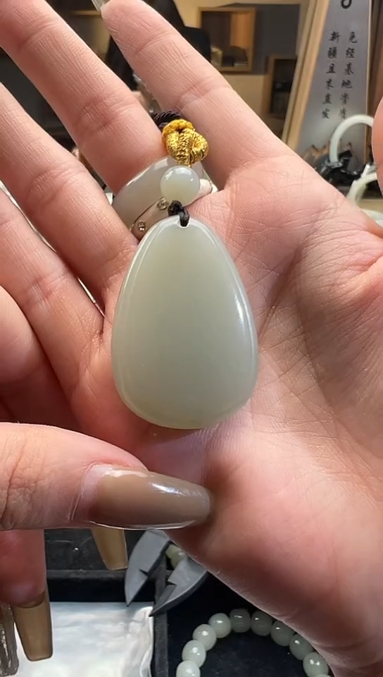 【闪购商品】和田玉吊坠(赠链)未镶嵌且末料青白玉吊坠23克