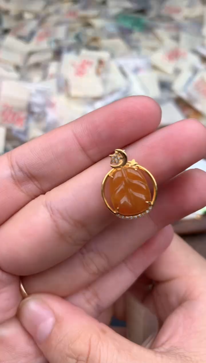 18K金镶嵌挂件翡翠一