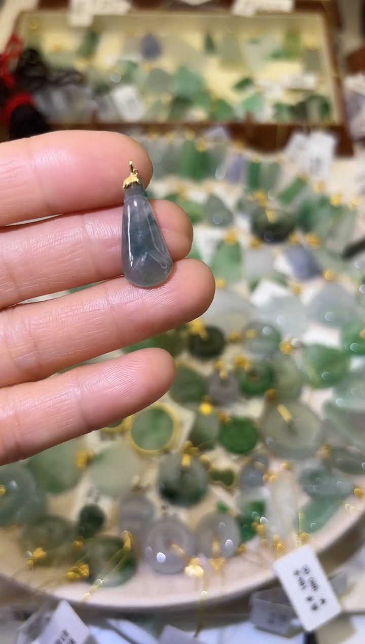 颈饰18K金镶嵌翡翠玉兰花