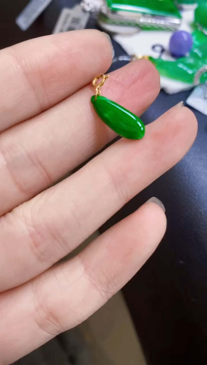 颈饰18K金镶嵌翡翠吊坠