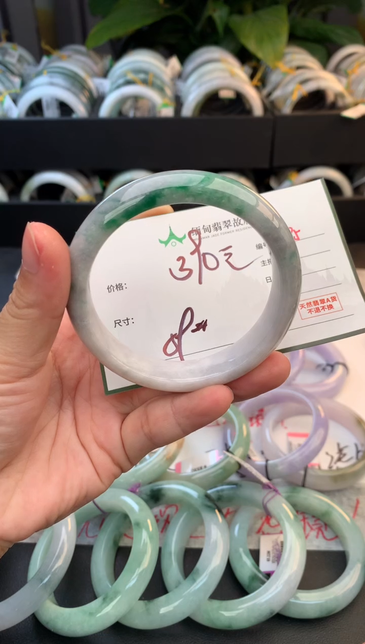 未镶嵌定制翡翠毛货需精细抛光+多人