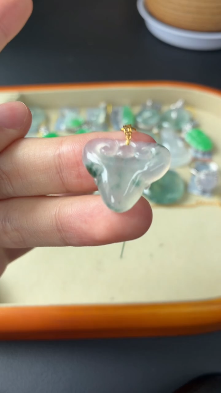 翡翠18K金镶嵌颈饰Q922    