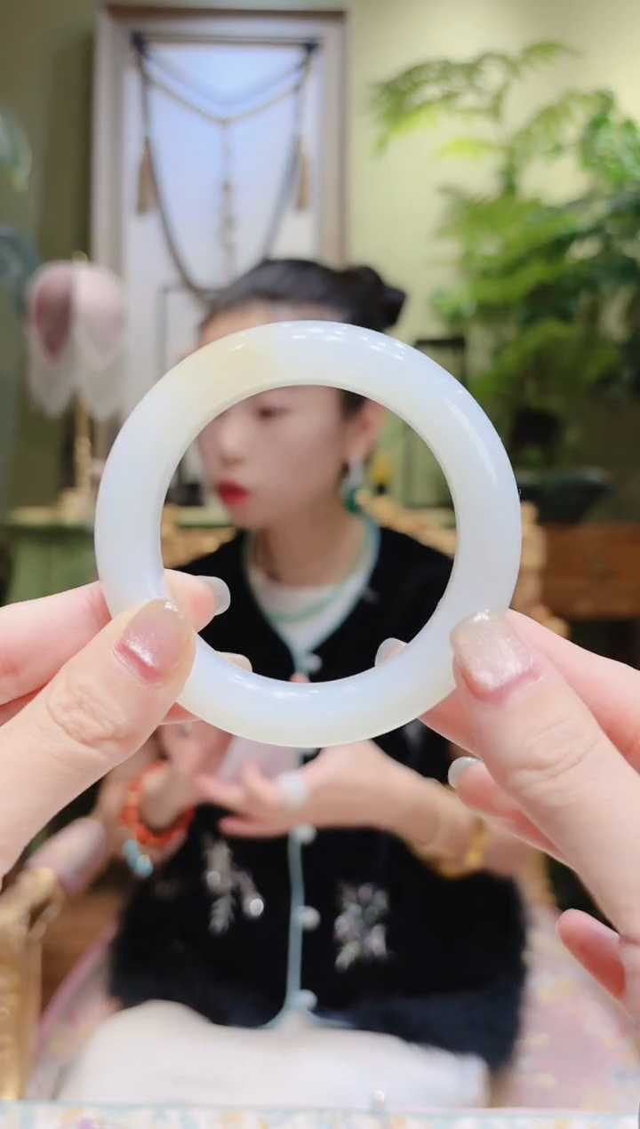 【闪购商品】和田玉手镯未镶嵌一口糖和田玉手镯T