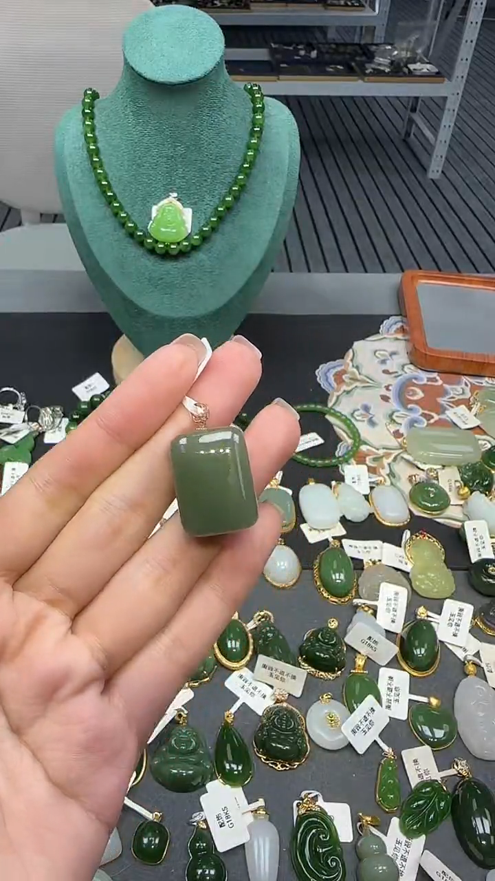 18K金镶嵌和田玉挂件1