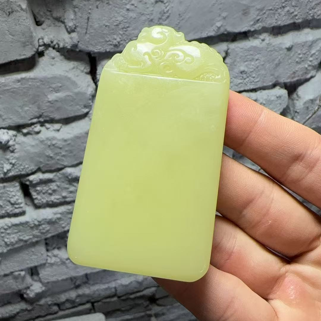 山料鸡油黄貔貅无事牌吊坠