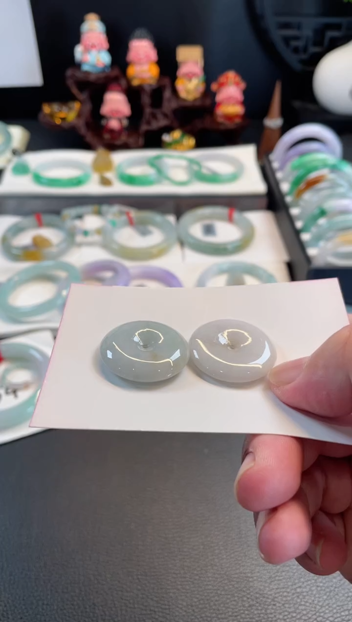 翡翠手镯未镶嵌蔡*有纹裂