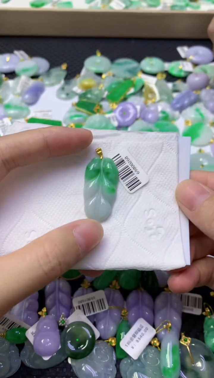 颈饰18K金镶嵌翡翠天然缅甸翡翠A货