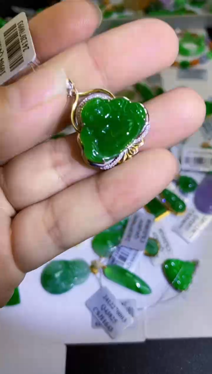 【闪购商品】翡翠颈饰18K金镶嵌佛