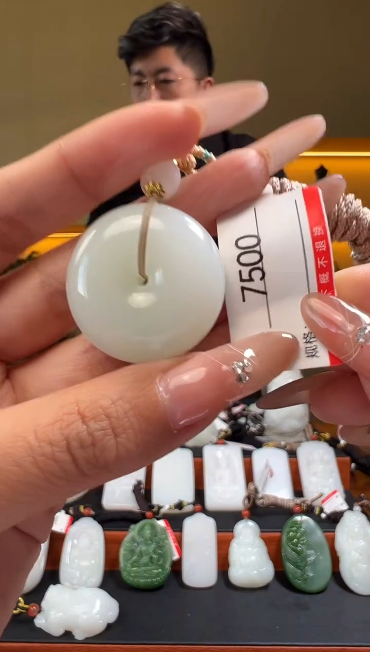 颈饰未镶嵌和田玉1