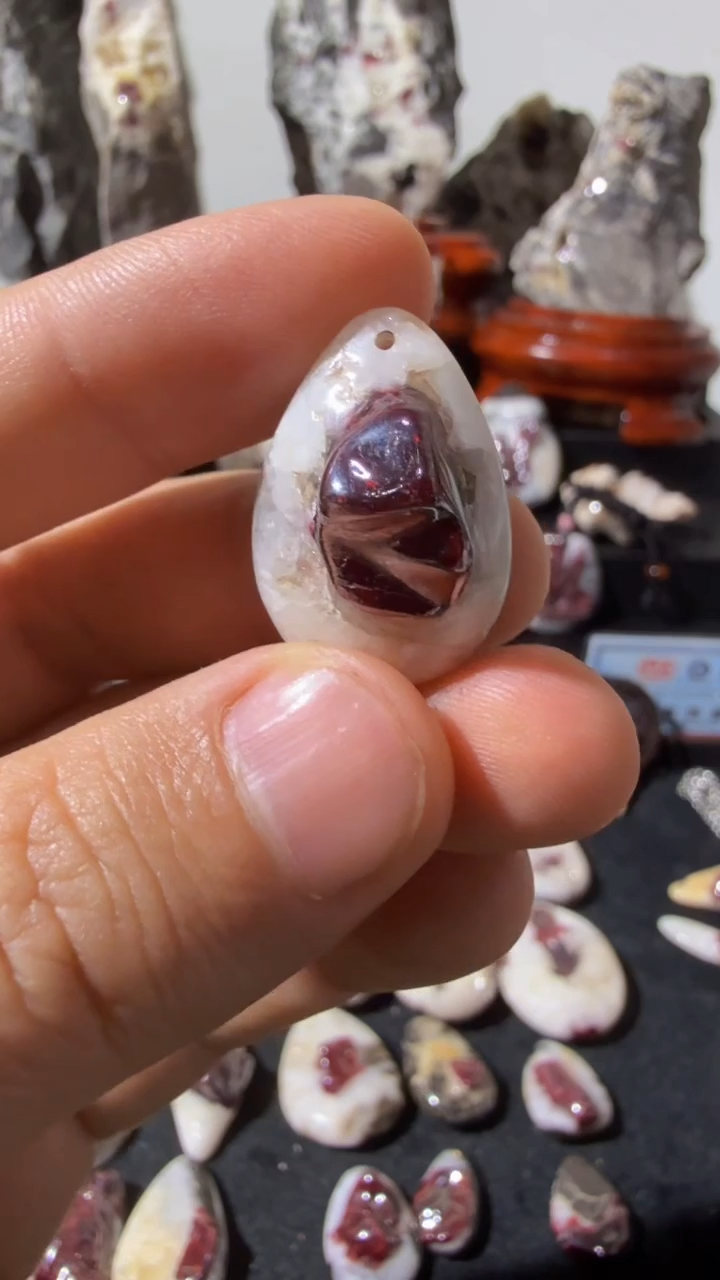 天然辰砂舒**心天然辰砂天然朱砂大晶砂随行吊坠