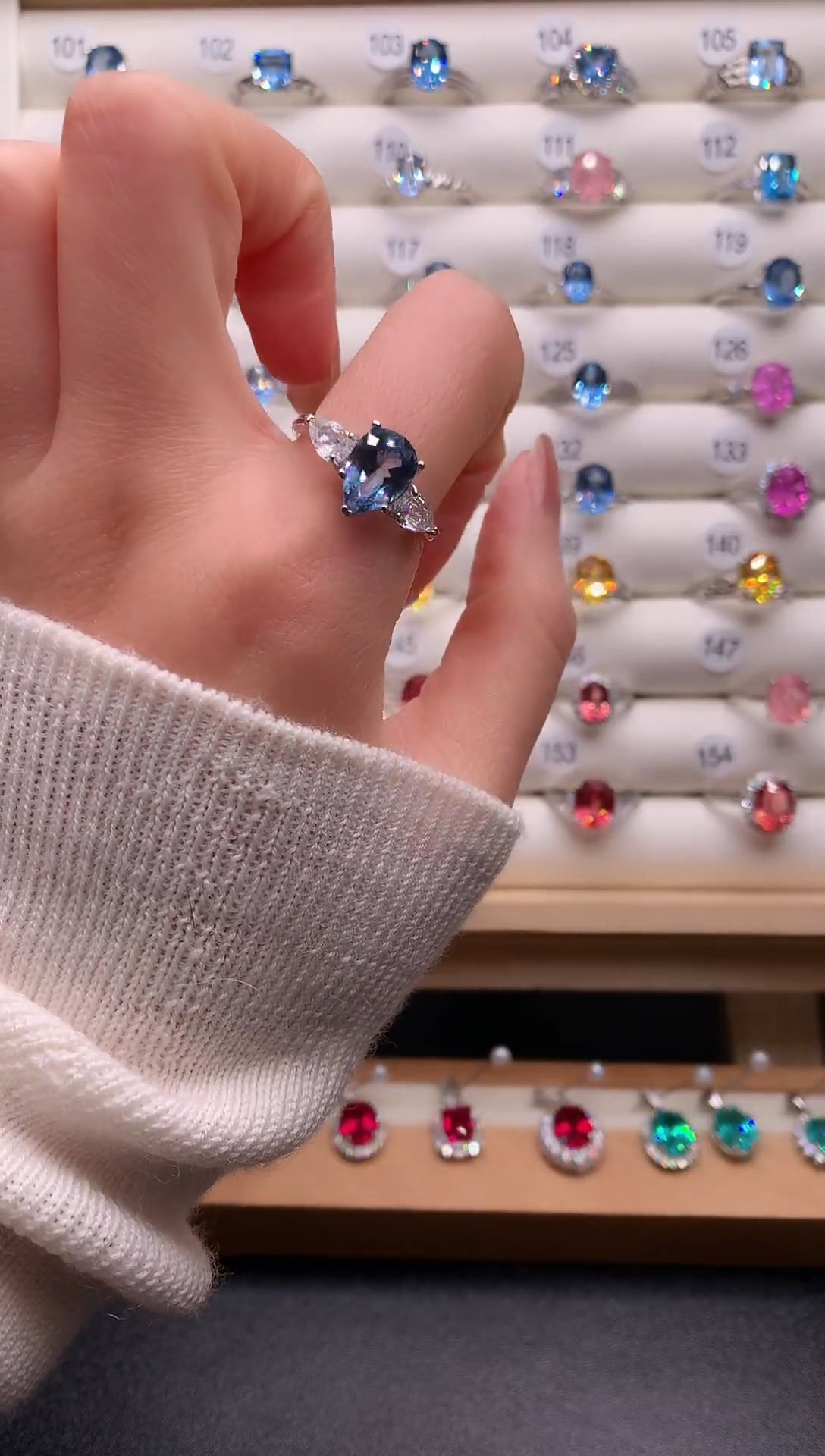 4海蓝宝石（处理）水滴海蓝宝戒指