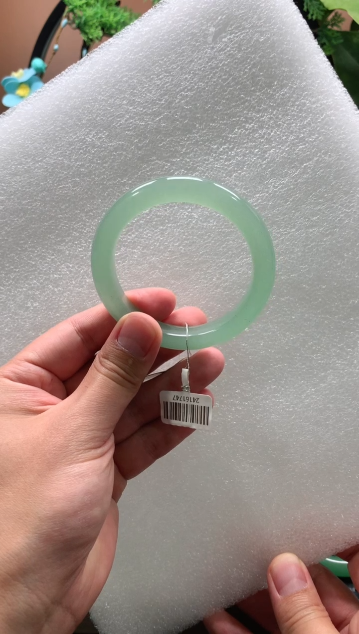 【闪购商品】石英质玉手镯未镶嵌青青57+ 我爱星星