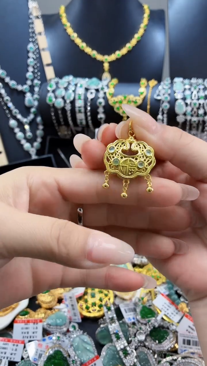 翡翠未镶嵌颈饰天然翡翠a货 多样性发其一