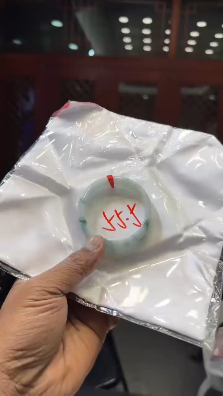 【闪购商品】翡翠手镯未镶嵌手镯贵妃