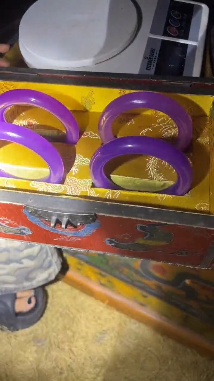 满紫手镯一个...