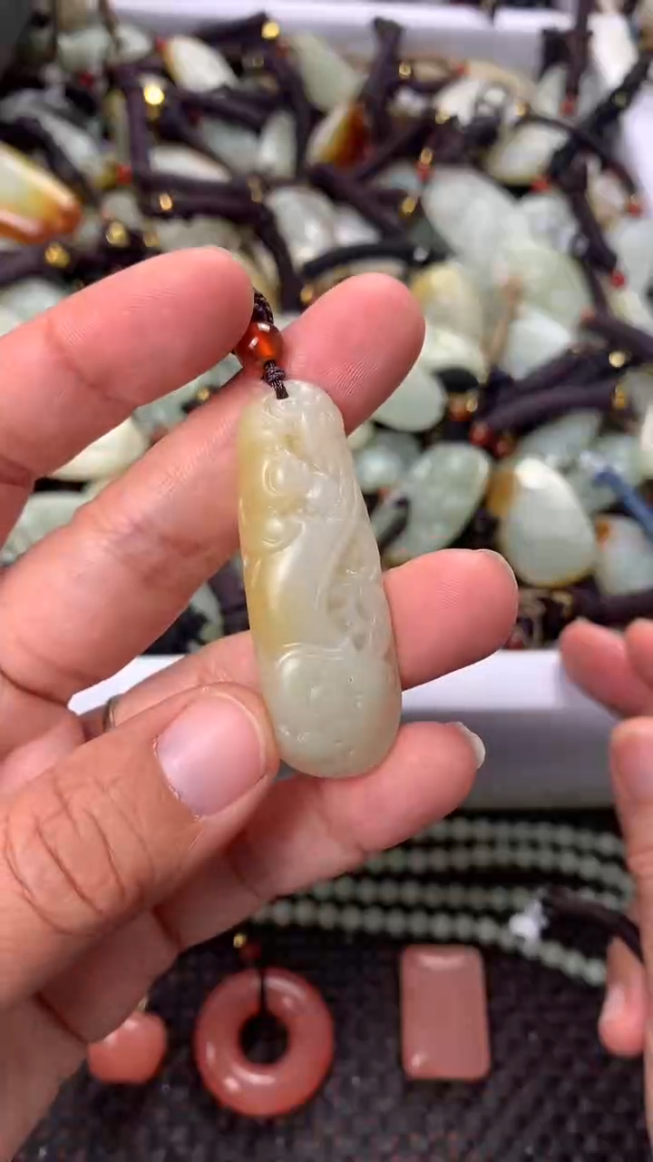 【闪购商品】和田玉颈饰未镶嵌多样性发货没有证书.拍一发一，有瑕