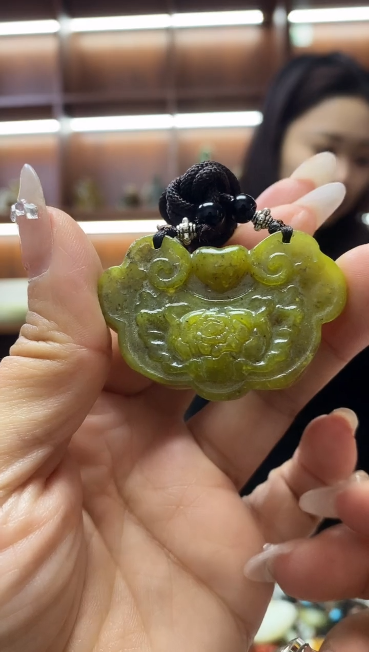 未镶嵌蛇纹石玉吊坠    