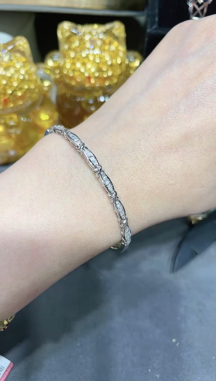 18K金镶嵌钻石手镯