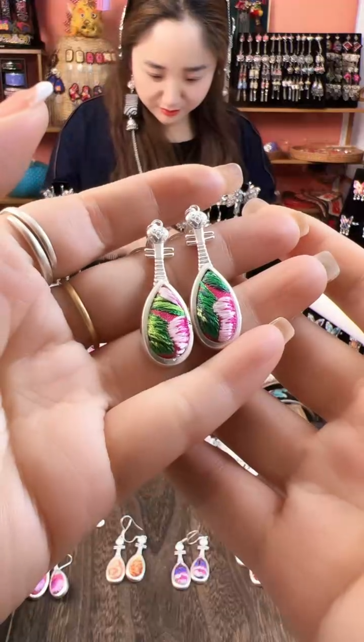 织绣民族风老绣饰品107