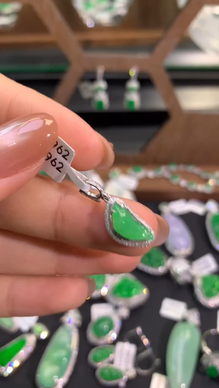 【闪购商品】翡翠吊坠(不含链)18K金镶嵌吊坠