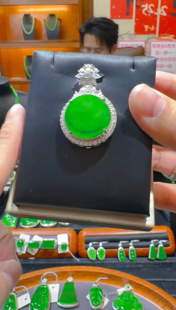 【闪购商品】翡翠吊坠(赠链)银S925镶嵌天然A货翡翠