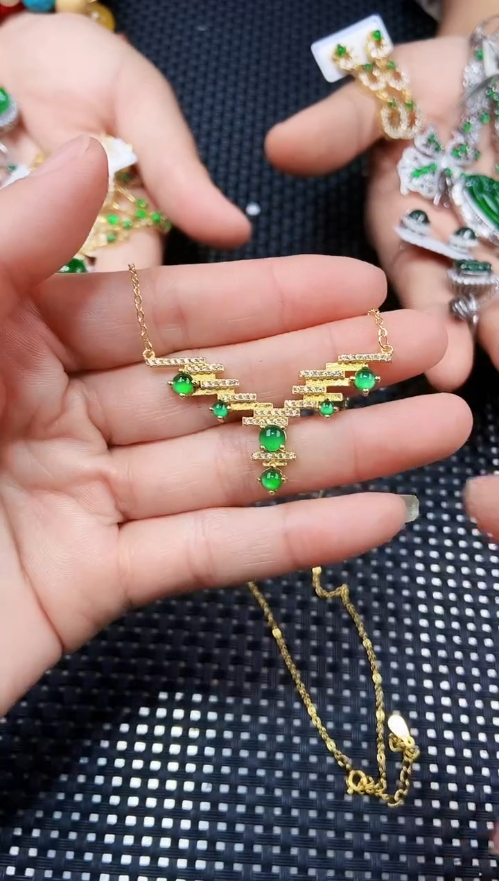 【闪购商品】翡翠颈饰未镶嵌111111111