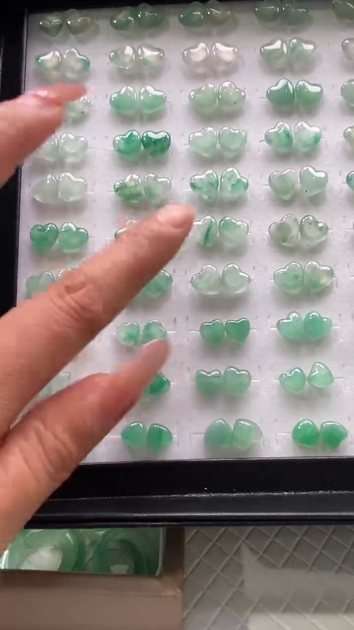 未镶嵌石英质玉（非洲翠）耳钉爱心耳钉