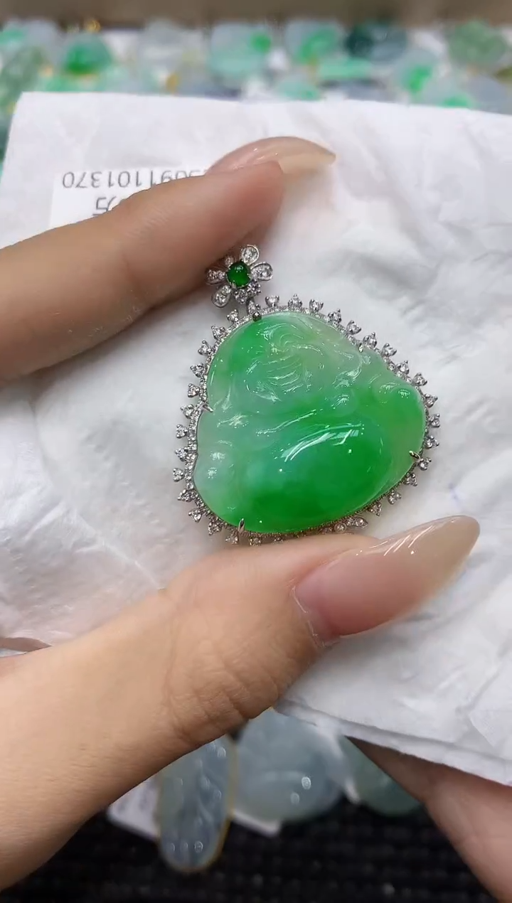 颈饰18K金镶嵌翡翠111111111111