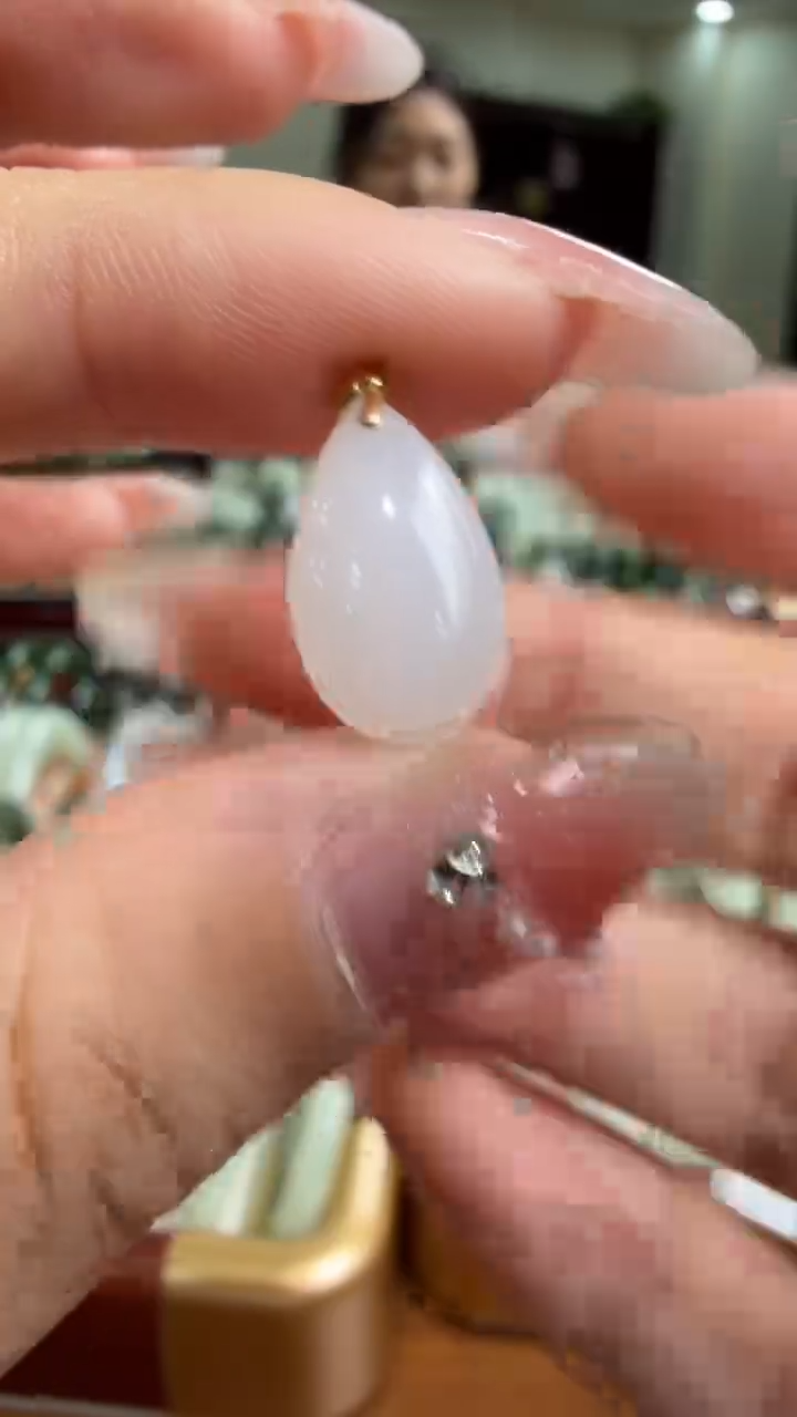 颈饰18K金镶嵌和田玉挂件
