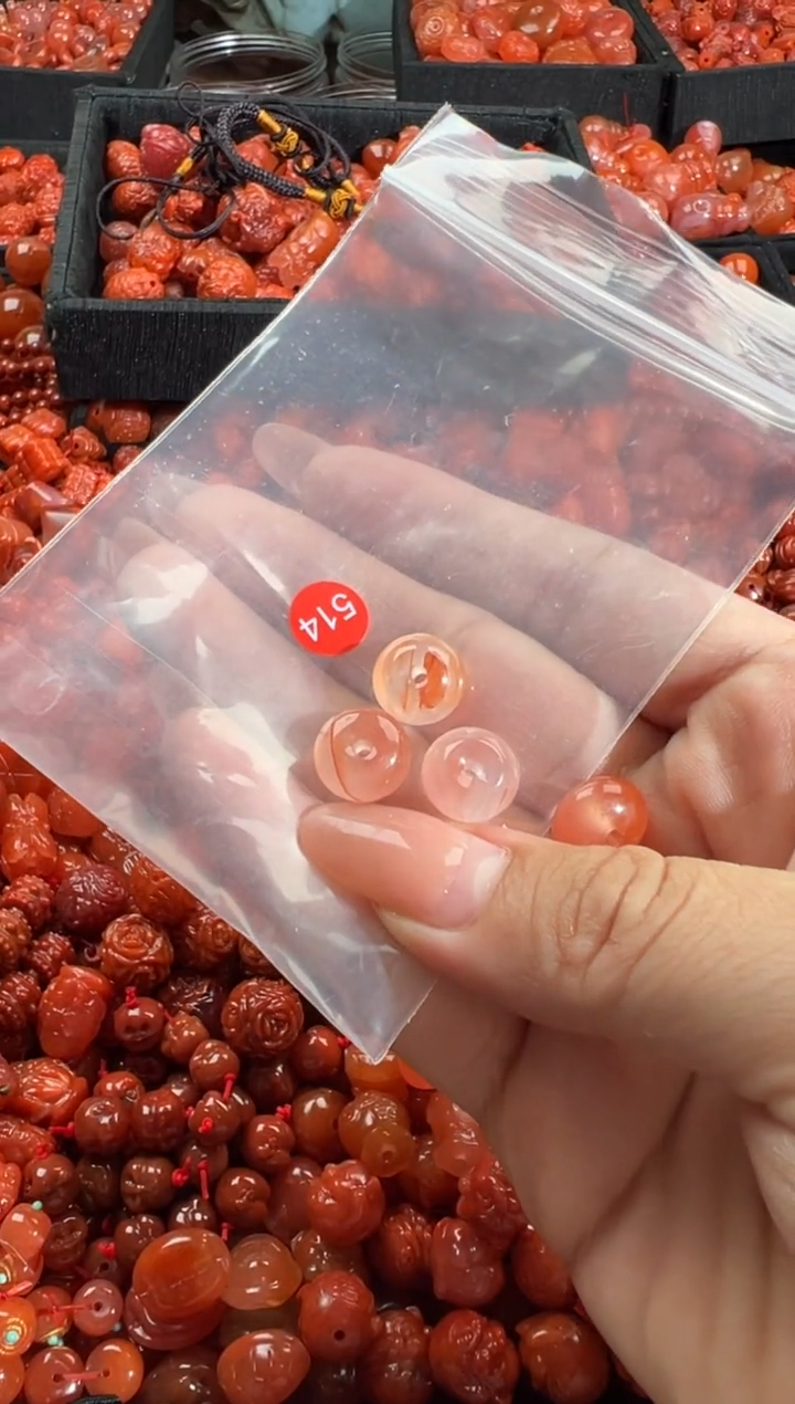 南红玛瑙未镶嵌颈饰1