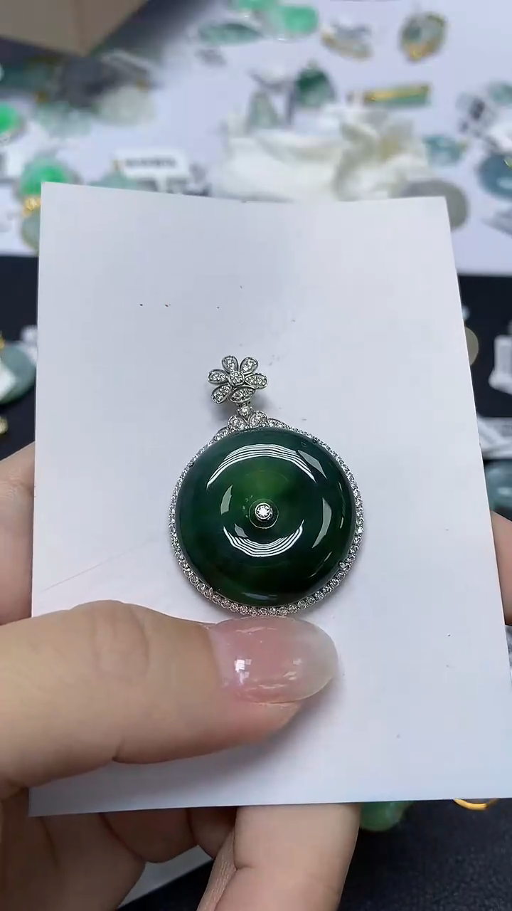 翡翠18K金镶嵌颈饰天然缅甸翡翠A货