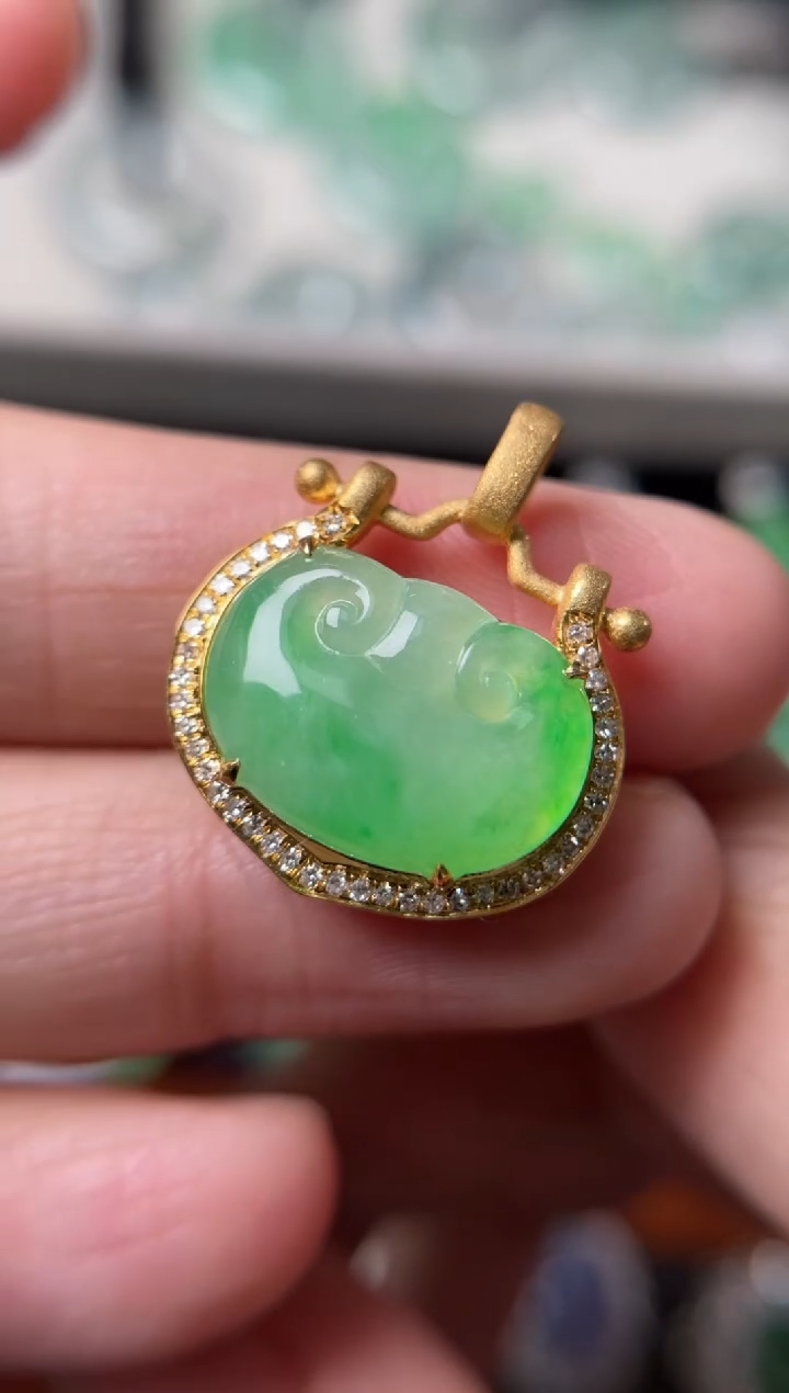 【闪购商品】翡翠颈饰18K金镶嵌缅甸翡翠钻石镶嵌平安如意锁