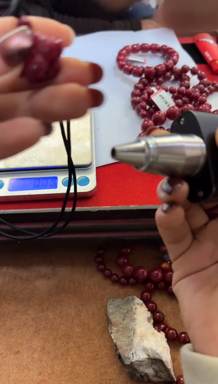 天然辰砂晶体祥云平安锁