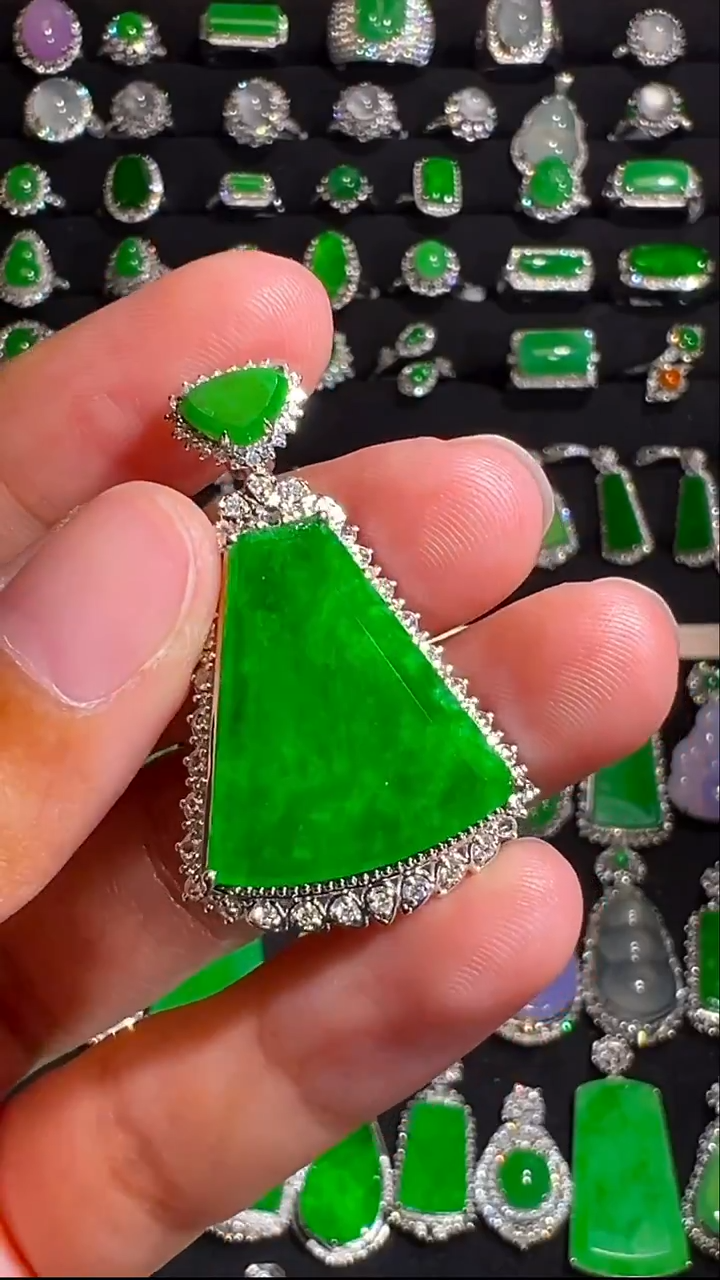 18K金镶嵌挂件翡翠吊坠