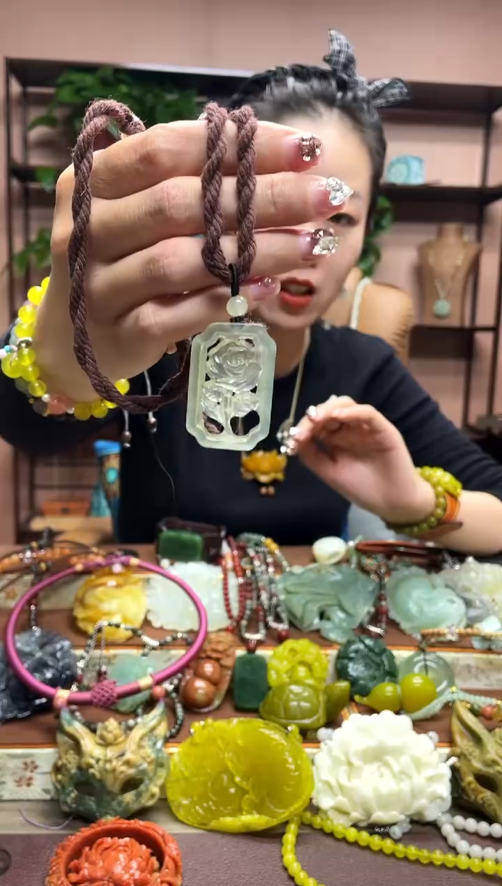 未镶嵌岫玉吊坠多样性发货发其中之一