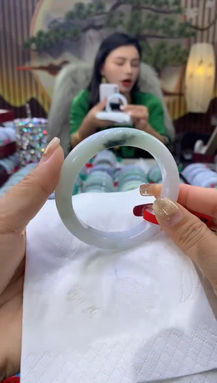 【闪购商品】翡翠手镯未镶嵌多人01660