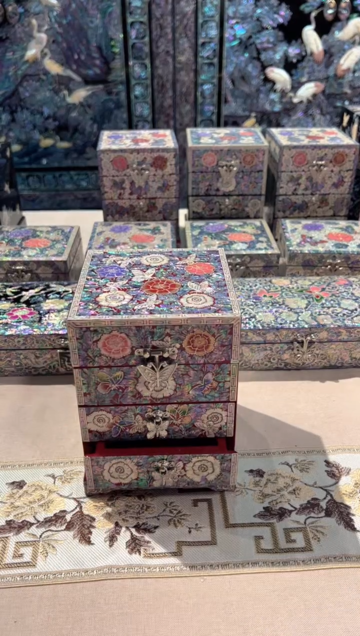 三层红底·弘贝雅螺钿漆器文化馆