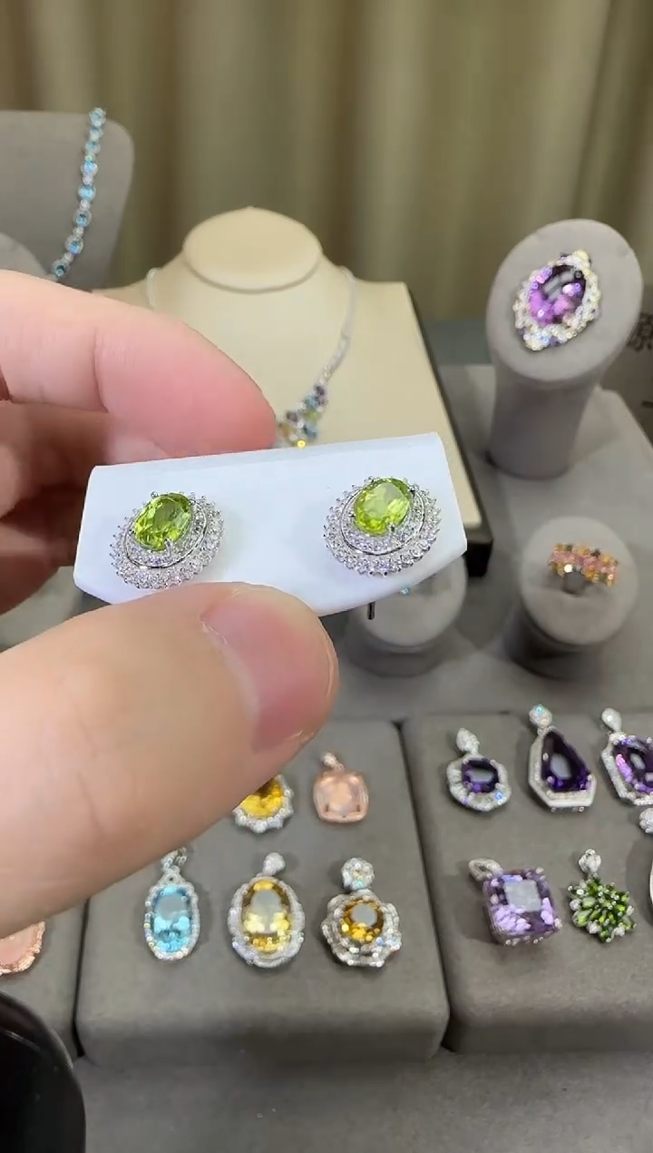 银S925镶嵌耳饰橄榄石11*13mm耳钉简约款