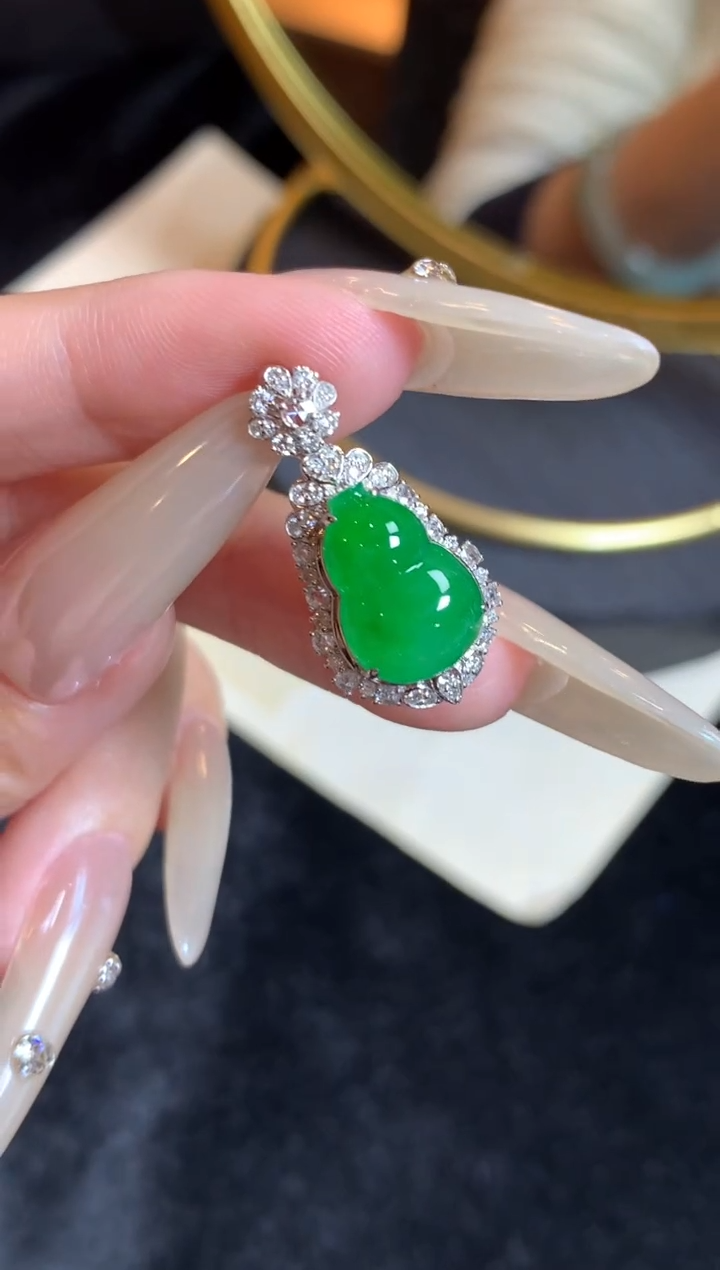 颈饰18K金镶嵌翡翠翡翠葫芦