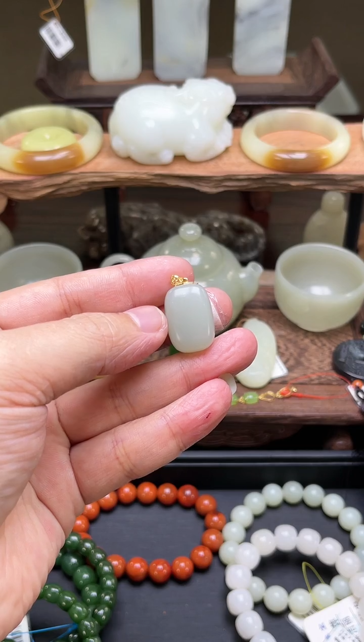 【闪购商品】和田玉吊坠18K金镶嵌且末青白玉面包牌