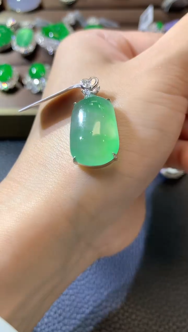 【闪购商品】翡翠吊坠(不含链)18K金镶嵌C72