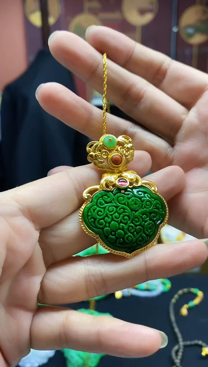 颈饰未镶嵌翡翠吊坠