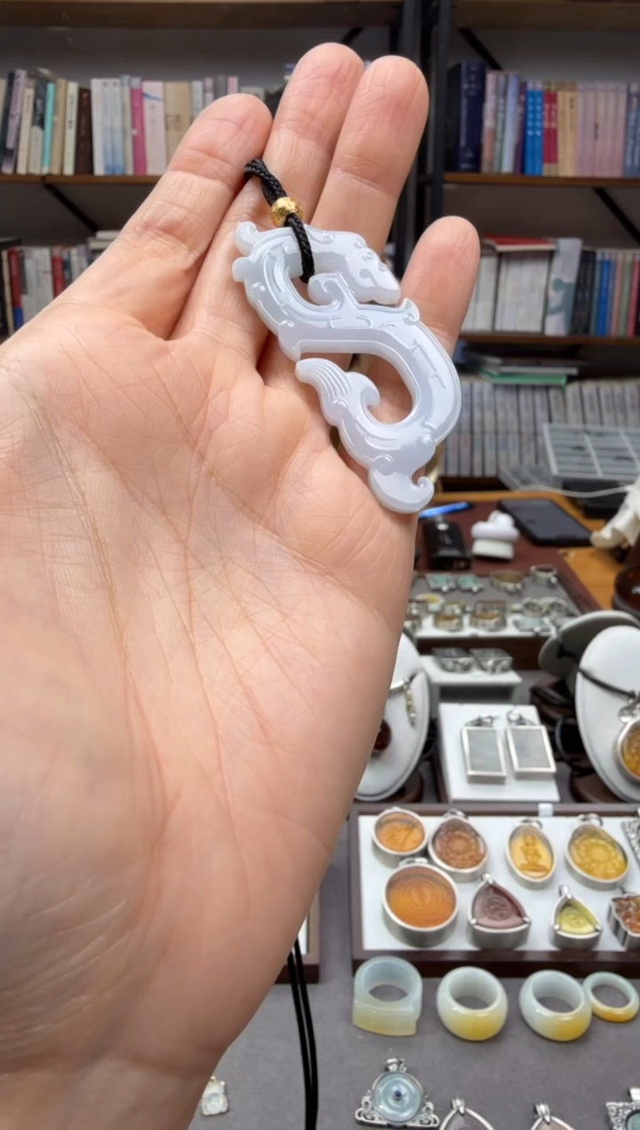 颈饰未镶嵌翡翠龙形佩吊坠