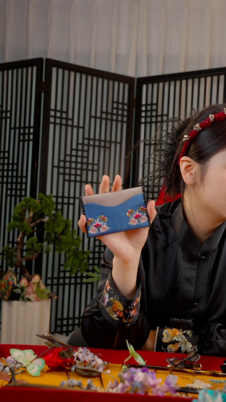 刺绣小***赞非遗苏绣绒花手工饰品