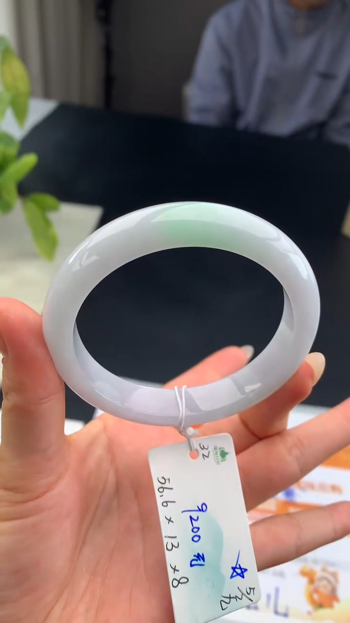 【闪购商品】翡翠手镯未镶嵌 #情人节#送礼，下单联系客服核对地址~