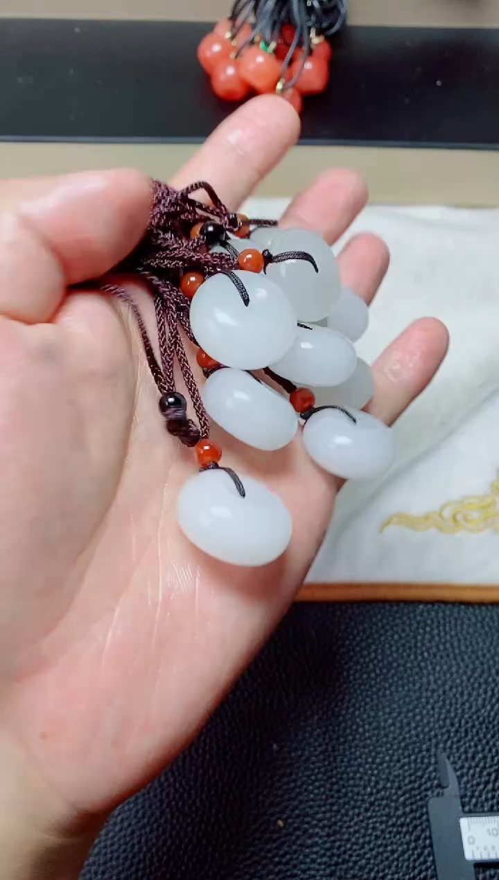 石英质玉（天山翠）手镯未镶嵌平安扣