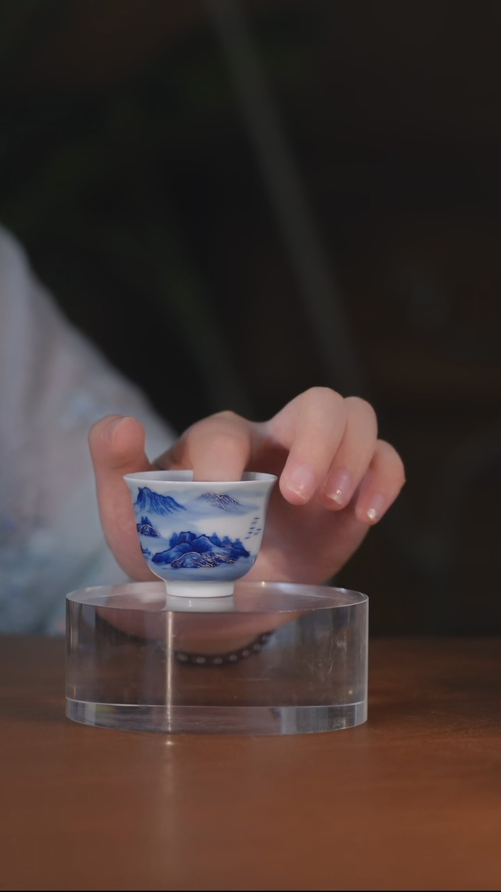 青花山水描银闻香杯