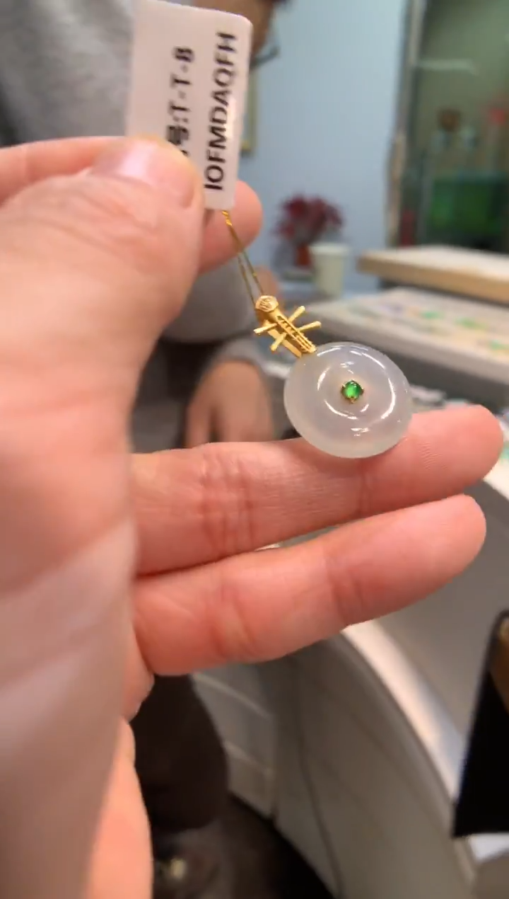 颈饰18K金镶嵌翡翠平安扣