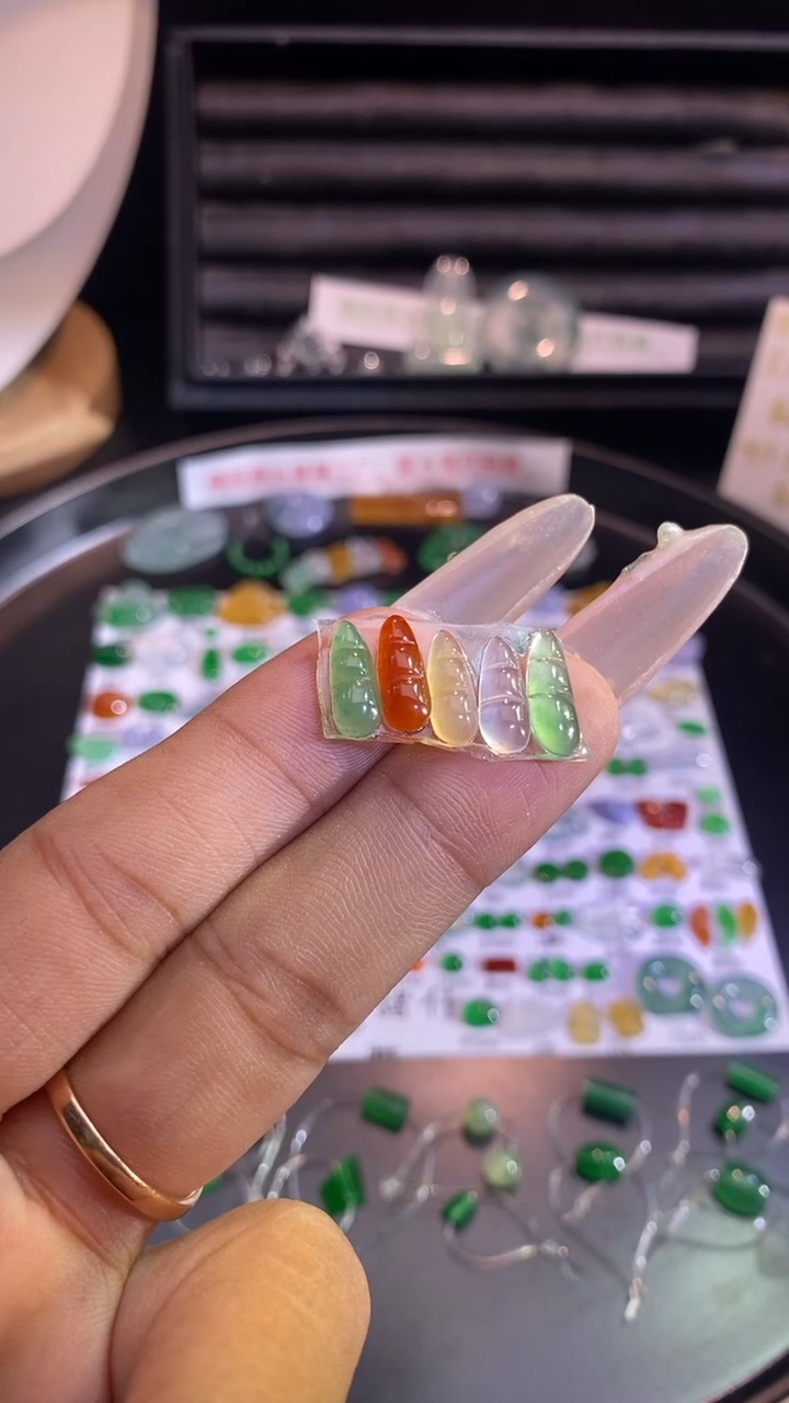 翡翠挂件未镶嵌豆子